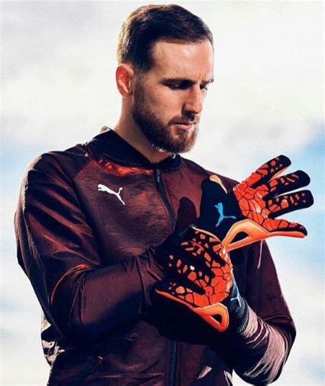 Jan Oblak firma por Puma   Fútbol Emotion