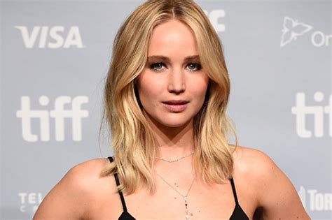 Jennifer Lawrence usa vestido luxuoso em festa de noivado privada ...