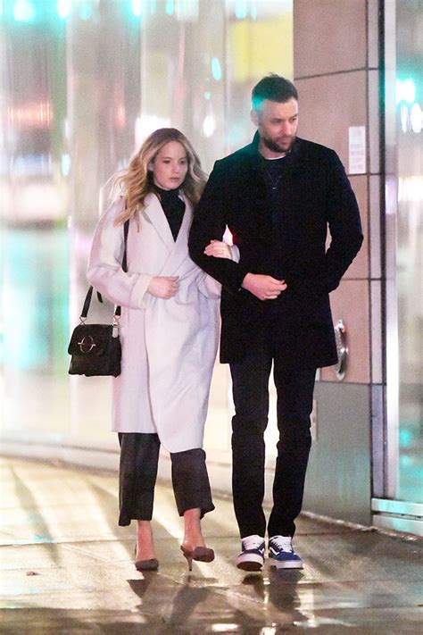 Jennifer Lawrence y su esposo Cooke Maroney sacan a pasear al bebé en ...