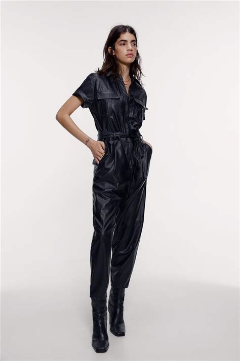 Jennifer López pasea por Nueva York con el mono negro de cuero de moda