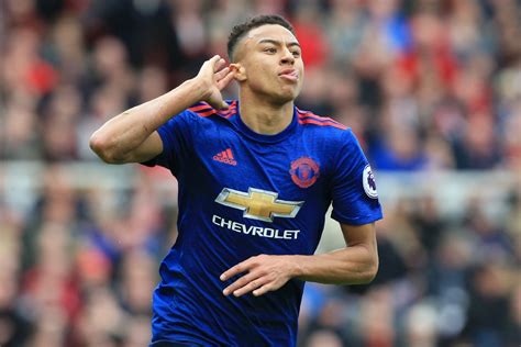 Jesse Lingard signs new Manchester United contract until 2021