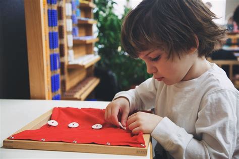 Juegos para niños de 5 a 7 años en el interior de la iglesia ...