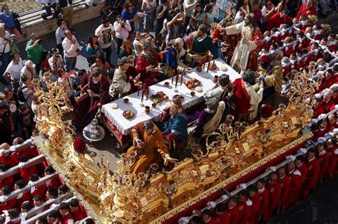 Jueves Santo en Andalucía   Imagen cenital del trono de la ...