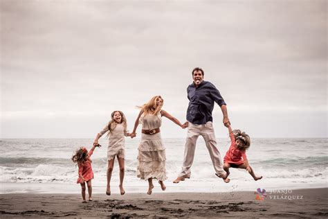 Jugando en la playa   Sesión de comunión y familia   Juanjo Velázquez ...