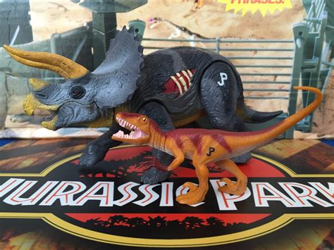 Jurassic Park Dinosaurios 3 Triceratops Con Velociraptor ...