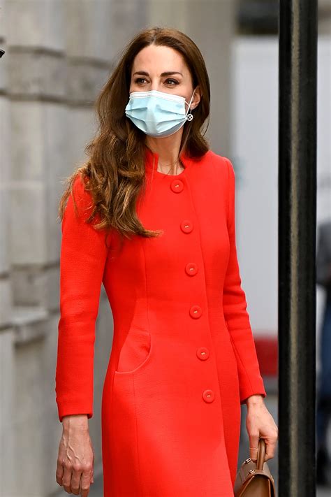 Kate Middleton se viste de rojo para esconder copias de su libro en ...