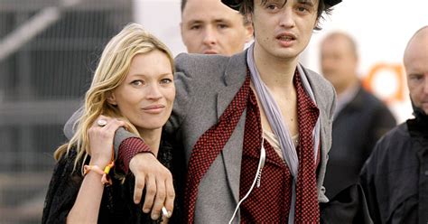 Kate Moss et Pete Doherty en 2005 au Festival de ...
