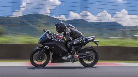 Kawasaki presume su nueva motocicleta eléctrica de 30 HP y transmisión ...
