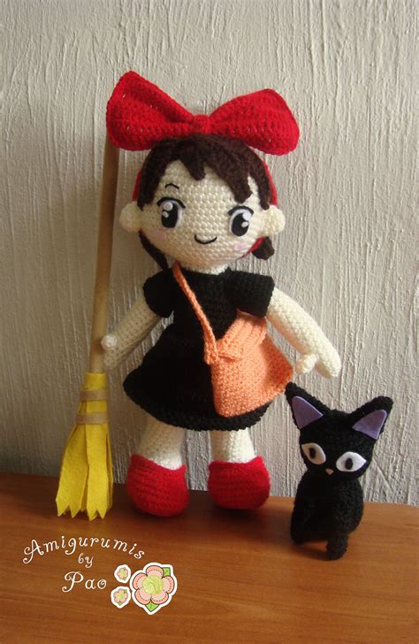 Kiki: Entregas a domicilio  incluye gato y escoba   38cm y 14cm