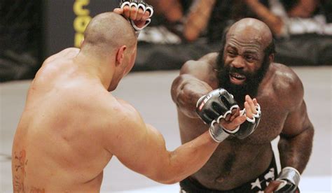 Kimbo Slice throws a punch at James Thompson of Manchester, England ...