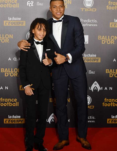 Kylian Mbappé pose avec son petit frère Ethan à la ...