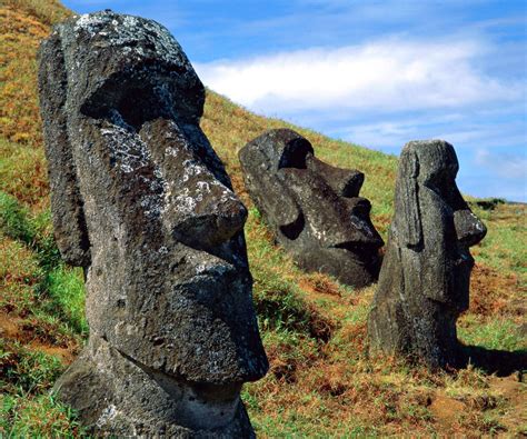 L isola di Pasqua e il mistero delle statue che camminano
