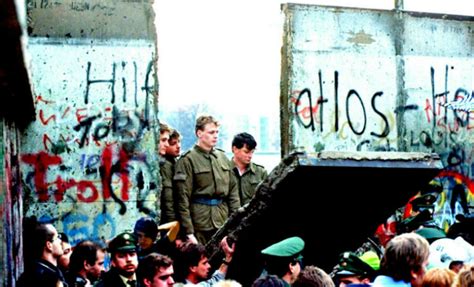 La caída del Muro de Berlín en 10 fotos fuertes y ...