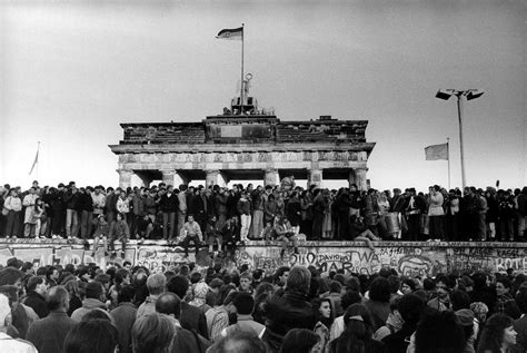La caída del Muro de Berlín en fotos   Libertad Digital ...