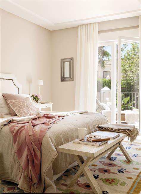 La cama. | Dormitorio con ventanales, Alfombras habitacion ...