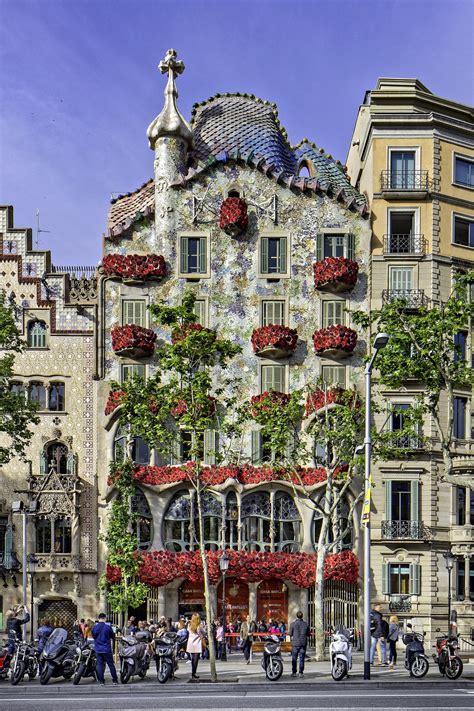La Casa Batlló celebra Sant Jordi con más de mil rosas en su fachada