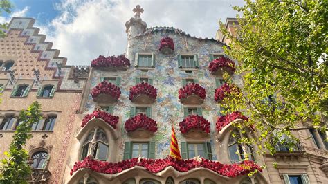La Casa Batlló per Sant Jordi 2023: Roses a la façana