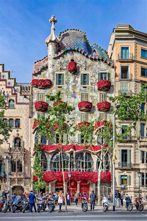 La Casa Batlló s omple de roses per Sant Jordi.… Barcelona | Gaudi ...