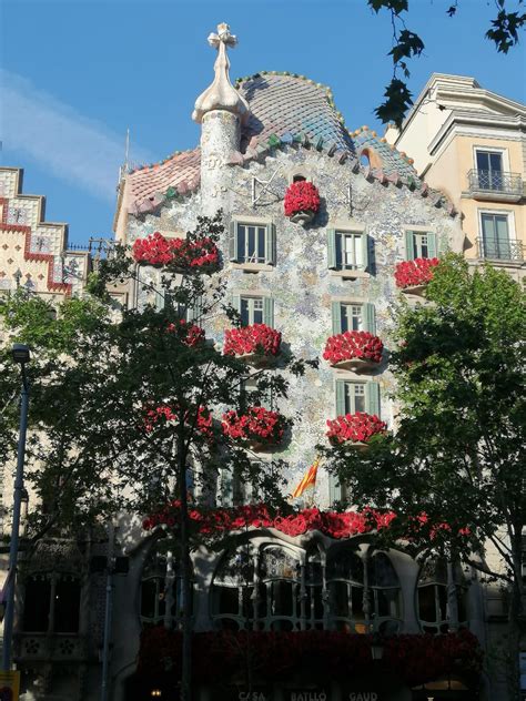 La Casa Batlló vuelve a cubrirse de rosas en Sant Jordi