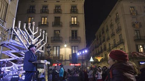 La comunidad judía celebra la fiesta del Janucá en la plaza Sant Jaume
