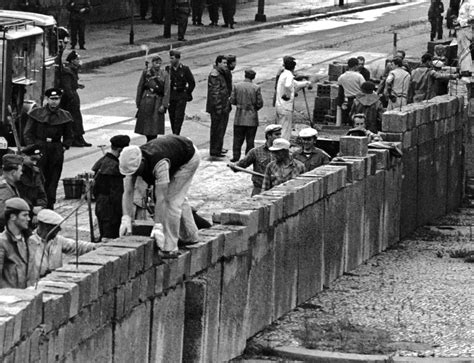 La construcción del  Muro de Berlín    elnortedecastilla.es