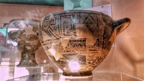 La copa de cerámica que contiene el primer fragmento ...