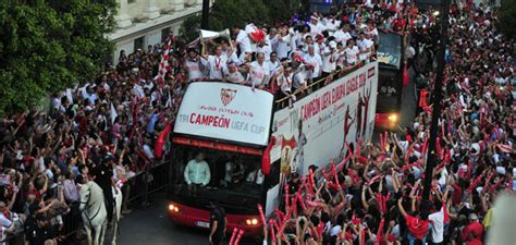 La copa de la Europa League recorre Sevilla   MARCA.com