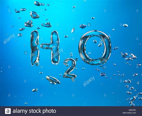 La fórmula del agua, H2O, hecha de burbujas de aire en el ...