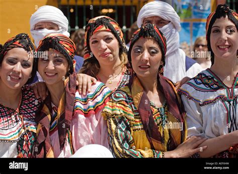 La gente ataviada con el traje típico Argelia feria internacional de ...