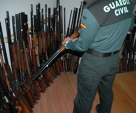 La Guardia Civil saca a subasta 265 armas de licencias no ...