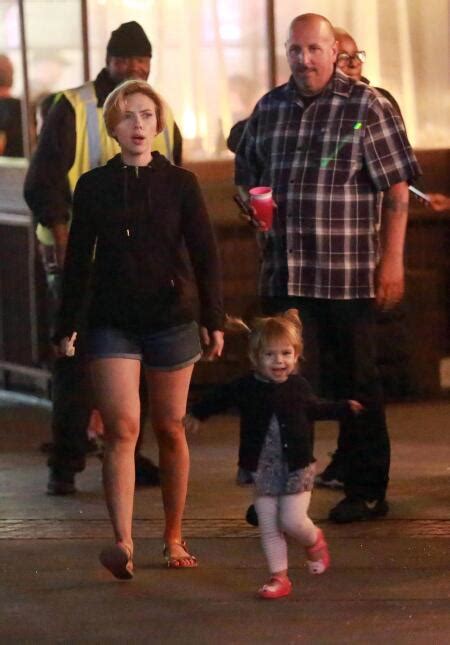 La hija de Scarlett Johansson le robó el protagonismo en el set   Univision