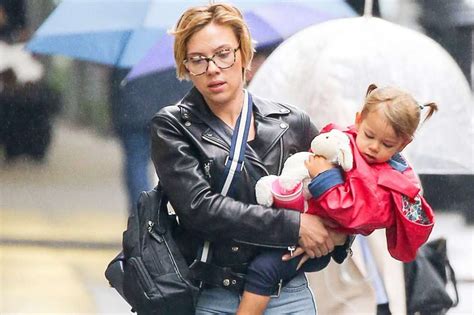La hija de Scarlett Johansson se cuela en plató | Loc | EL MUNDO
