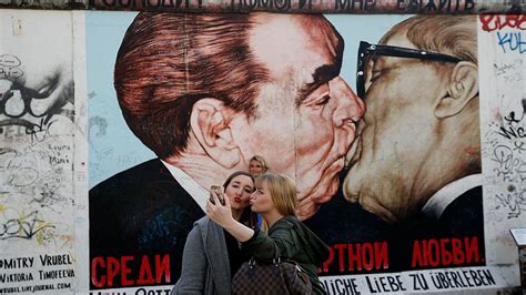 La historia del beso más buscado del muro de Berlín   NIUS