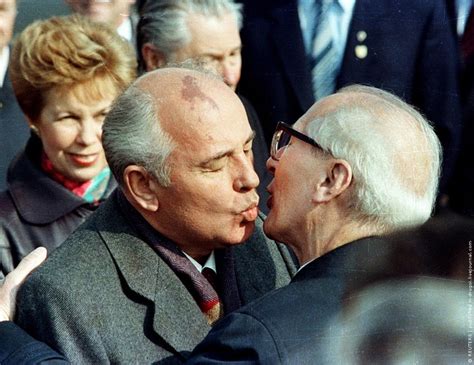La historia detrás del beso comunista más famoso de todos ...