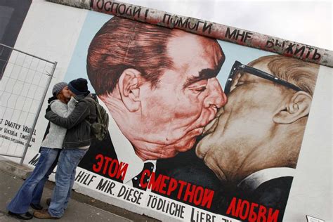La historia detrás del beso de dos líderes comunistas ...