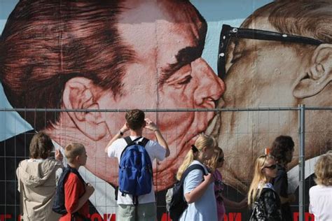 La histórica relación entre la política y los besos