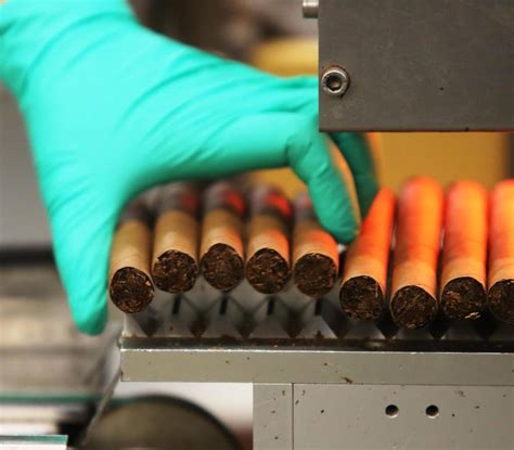 La impresionante fábrica de Cayey donde se hacen 2,600 cigarros por ...