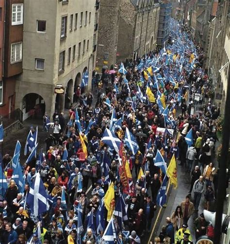 La independencia de Escocia unió a miles en Edimburgo   LA ...