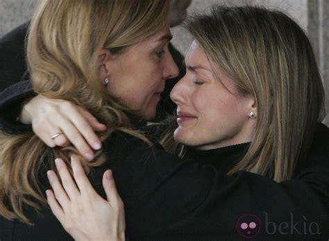 La Infanta Cristina abraza a la Princesa Letizia en el ...