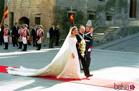 La Infanta Cristina llega a su boda con Iñaki Urdangarin junto al Rey ...