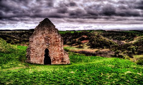 La leyenda escocesa de  Redcap , el morador de las ruinas