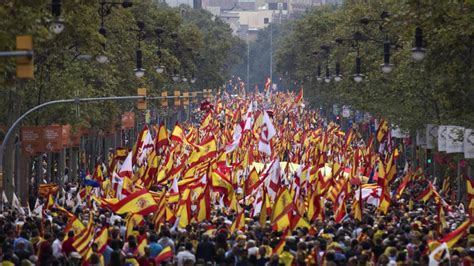 La manifestación del 12 de octubre en Barcelona, en imágenes