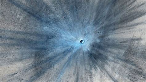 La NASA fotografía un gran cráter azul en la superficie de ...