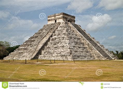 La Pirámide Principal De Chichen Itza Foto de archivo ...