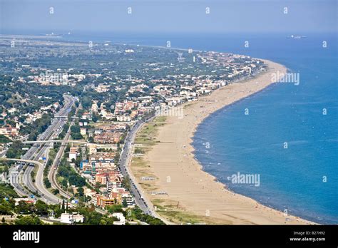 La plage de Castelldefels et de Gava et l autoroute c 32. Vue aérienne ...