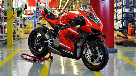 La primera Ducati Panigale V4 Superleggera sale de fábrica | espíritu ...