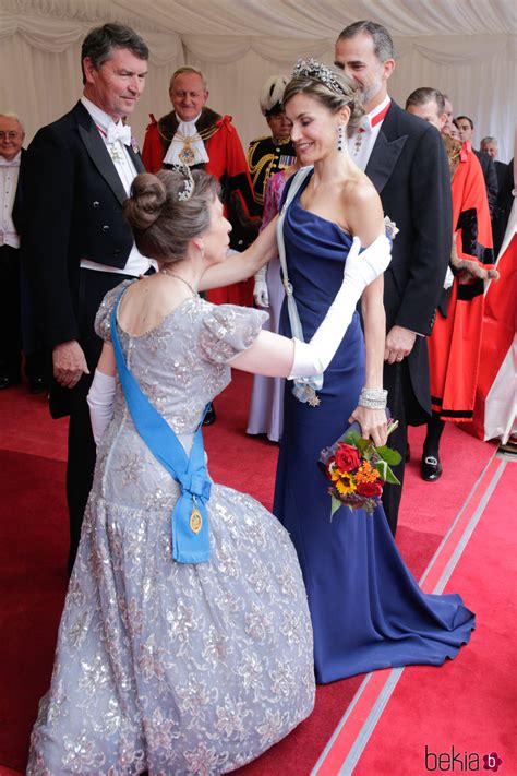 La Princesa Ana hace la reverencia a la Reina Letizia en ...