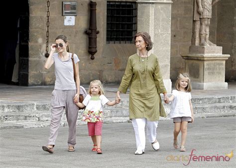 La princesa Letizia y la reina posan con Leonor y Sofia