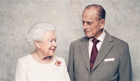 La reina de Inglaterra celebra su 70º aniversario de bodas con nuevas ...