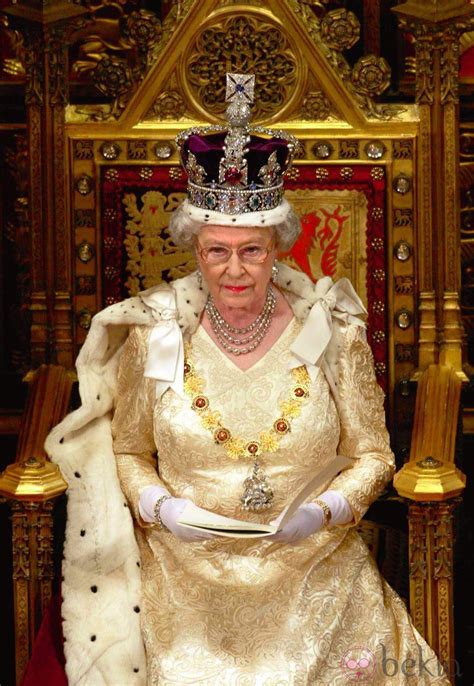 La Reina de Inglaterra en la apertura del Parlamento en ...